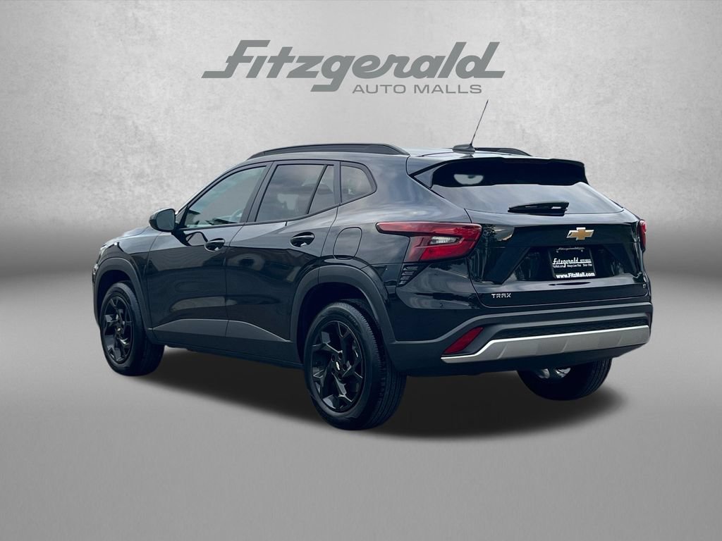 Used 2025 Chevrolet Trax LT FWD image 9