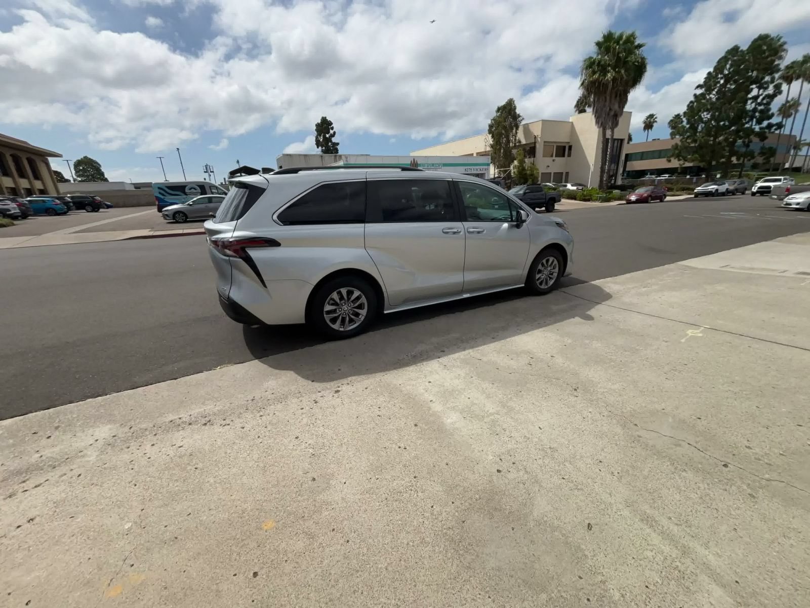 Used 2025 Toyota Sienna XLE FWD image 14