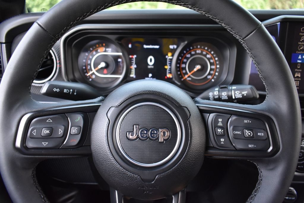Used 2025 Jeep Wrangler Unlimited Rubicon AWD/4WD image 18