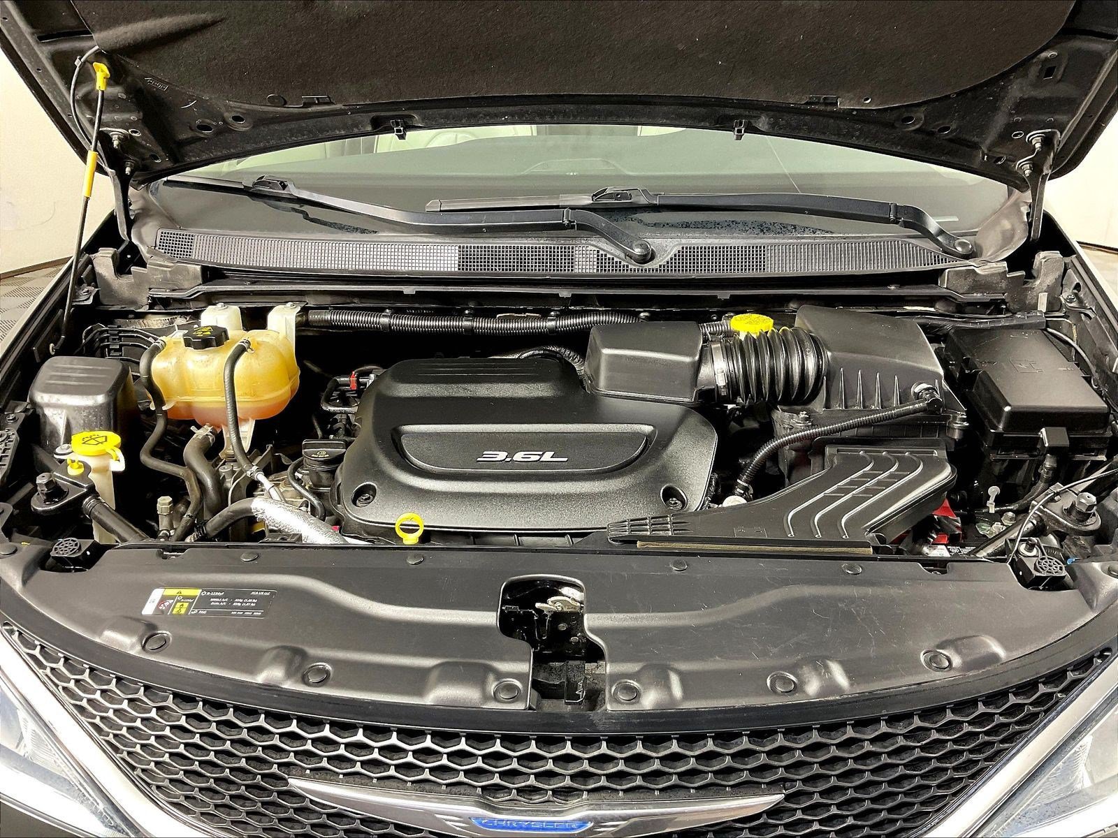 Used 2018 Chrysler Pacifica Limited FWD image 31