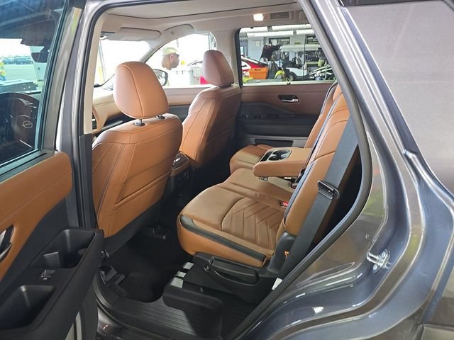 Used 2025 Nissan Pathfinder Platinum w/ Black Appearance Package FWD image 11