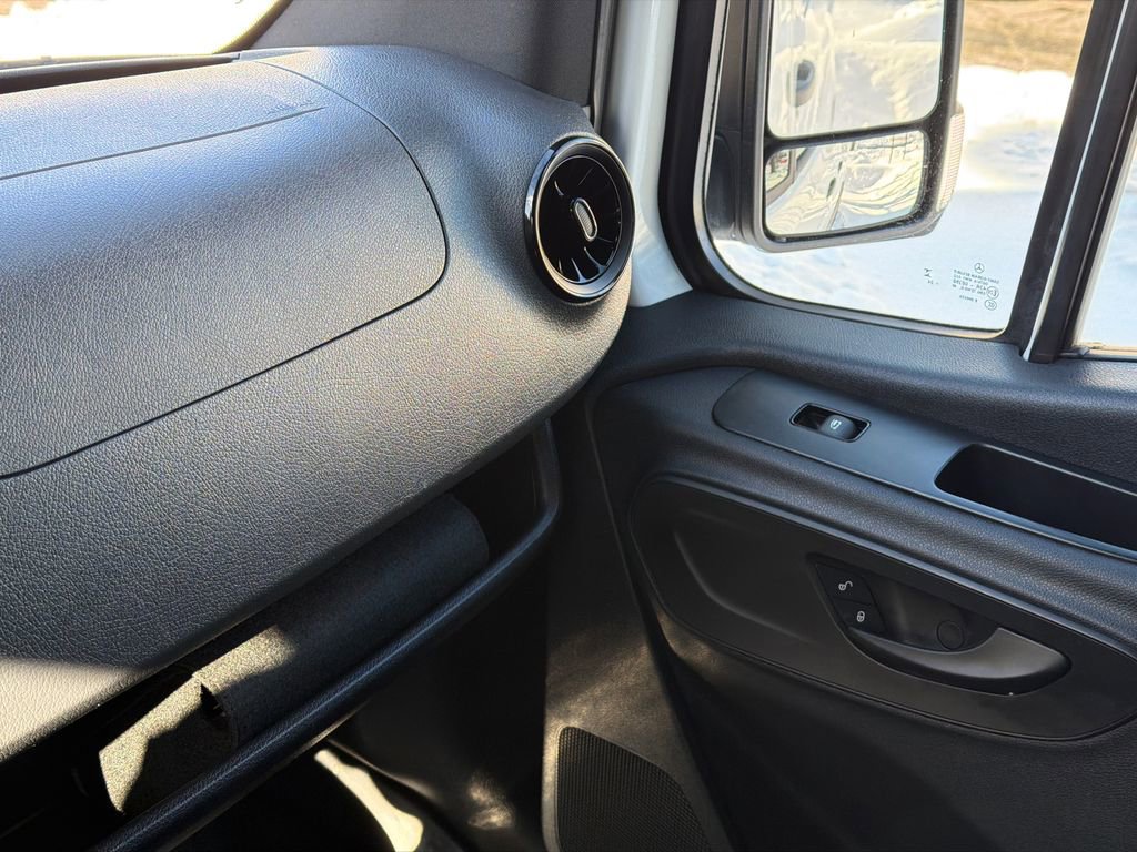 Used 2024 Mercedes-Benz Sprinter 2500 image 32