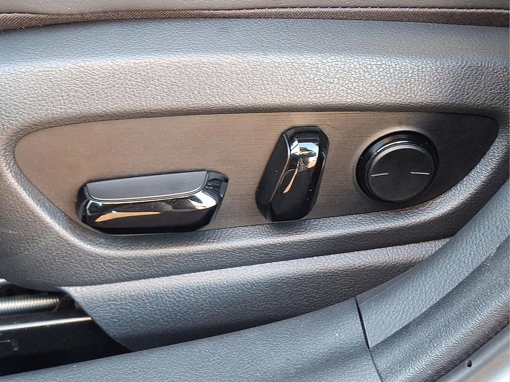 Used 2025 Lexus UX 300h AWD w/ Accessory Package (Z2) image 28