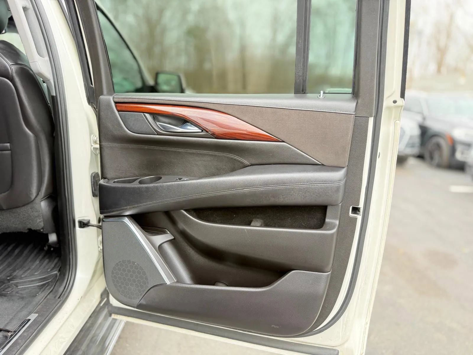 Used 2015 Cadillac Escalade ESV Luxury image 32