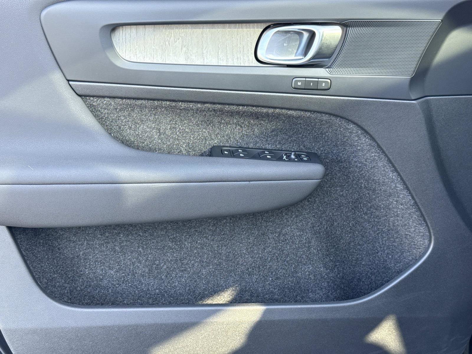 Used 2024 Volvo XC40 B5 Plus image 18