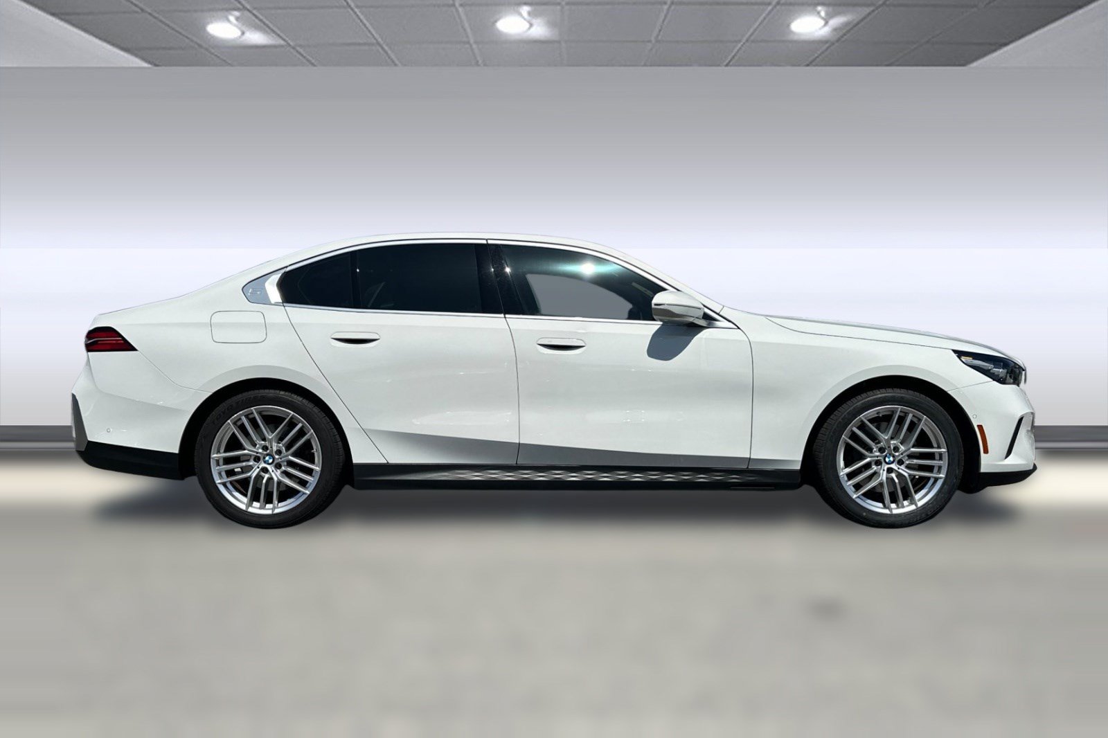Used 2024 BMW 530i w/ Convenience Package RWD image 8