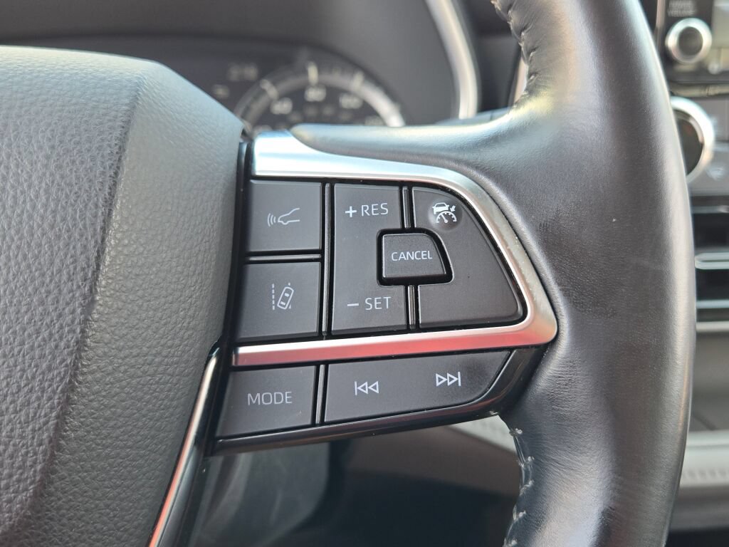 Used 2021 Toyota Highlander XLE AWD/4WD image 38