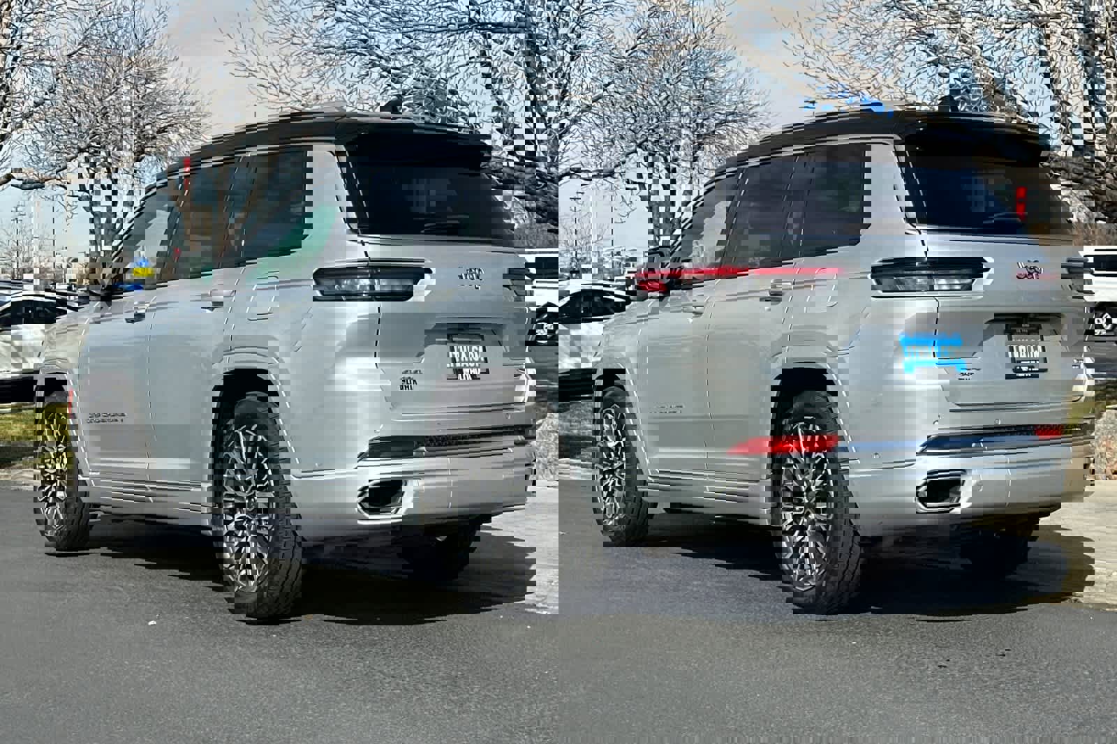 Used 2023 Jeep Grand Cherokee L Summit AWD/4WD image 5