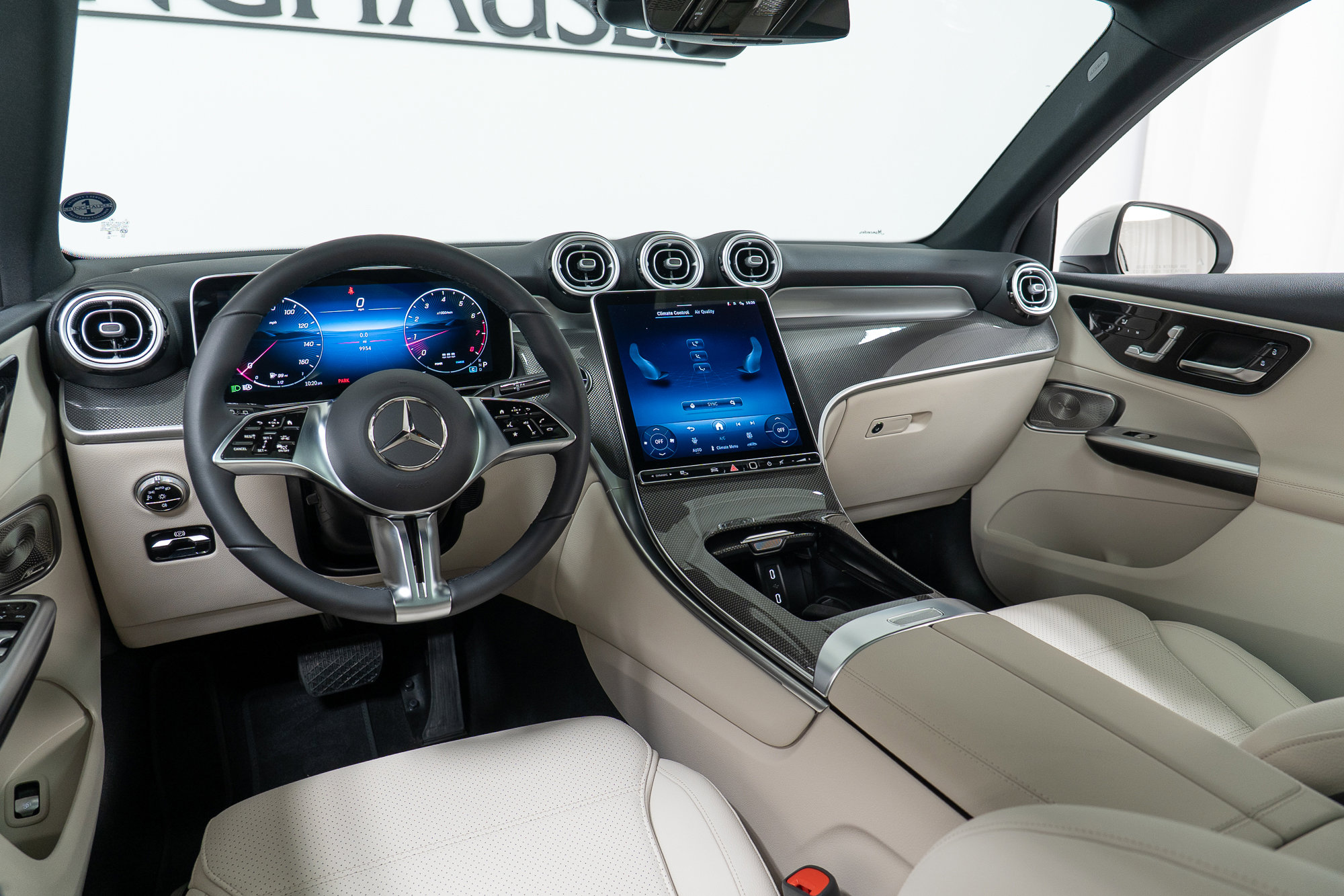 Used 2025 Mercedes-Benz GLC 300 4MATIC image 16