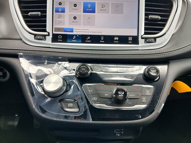 Used 2026 Chrysler Pacifica Select FWD image 21