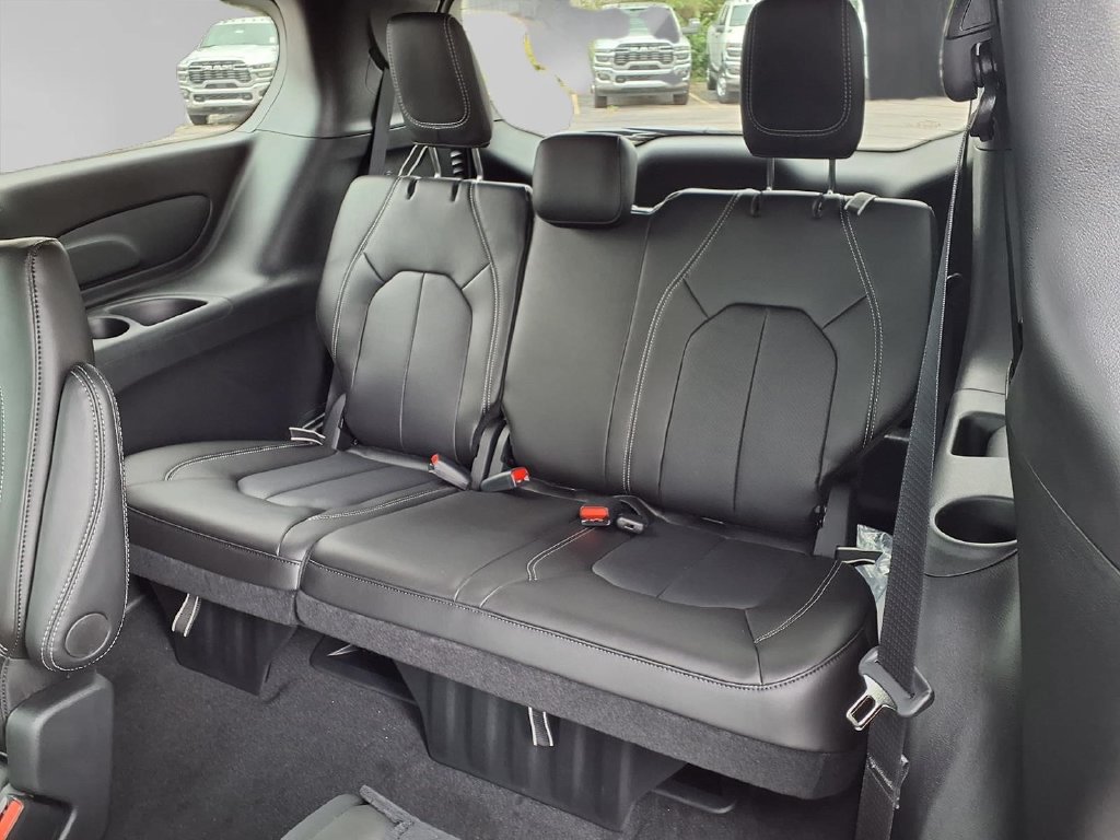 New 2027 Chrysler Pacifica Select AWD/4WD image 23