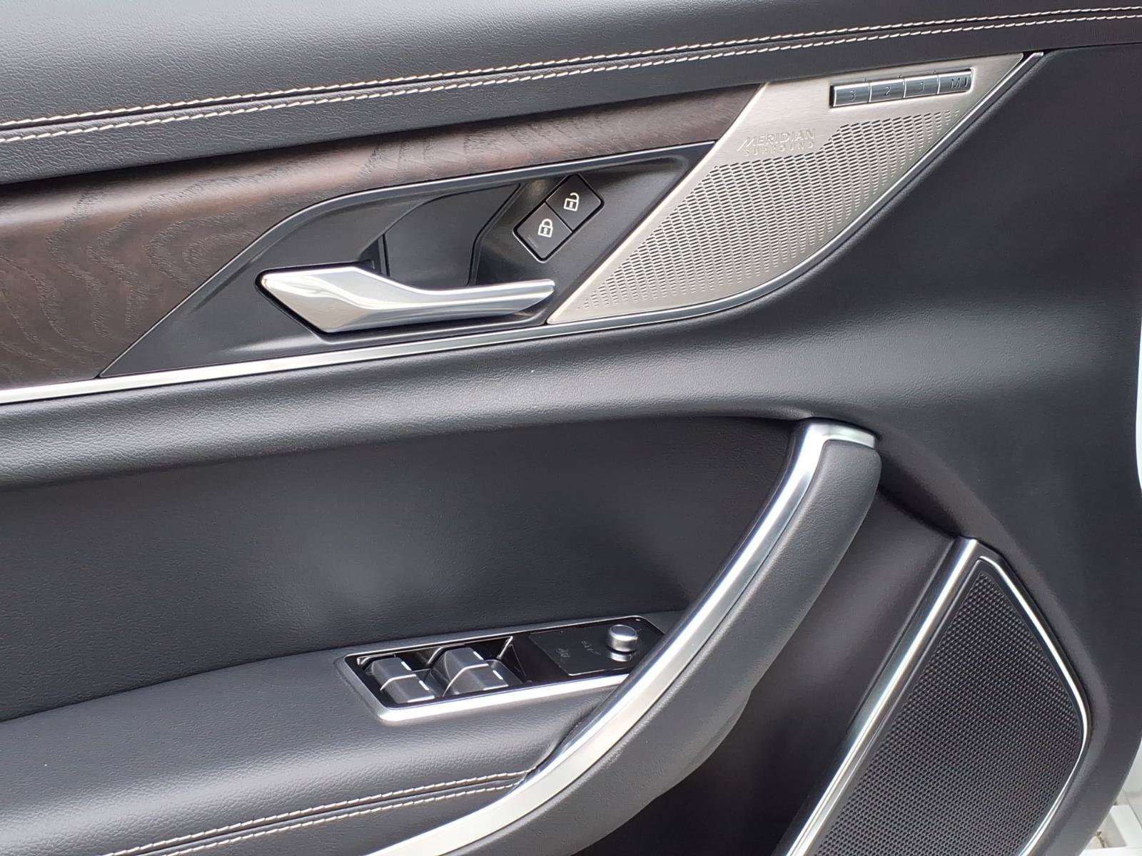 Certified 2022 Jaguar XF R-Dynamic SE AWD/4WD image 10