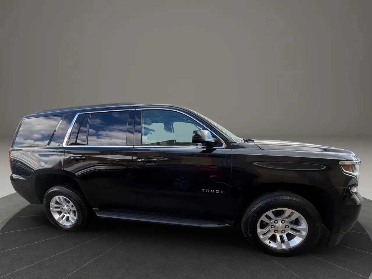 Used 2017 Chevrolet Tahoe LT image 4