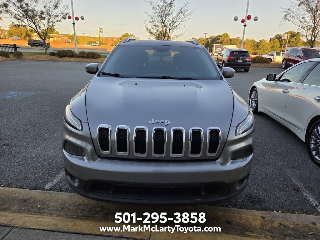 Used 2018 Jeep Cherokee Latitude Plus w/ Comfort/Convenience Group FWD image 2