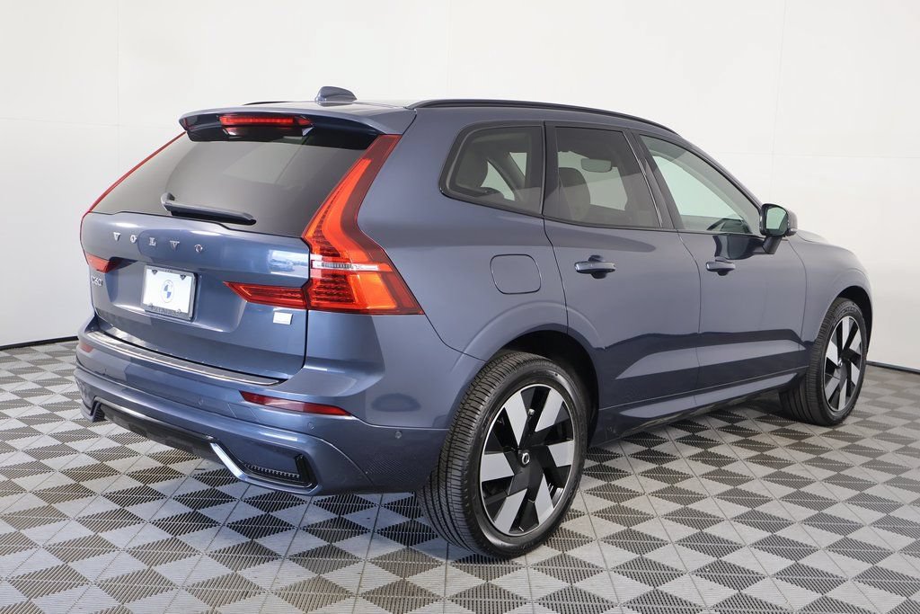 Used 2024 Volvo XC60 T8 Plus AWD/4WD image 4