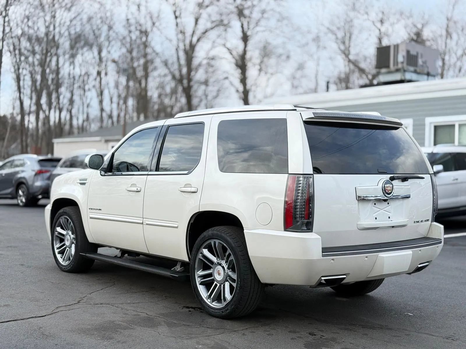 Used 2013 Cadillac Escalade Premium image 7