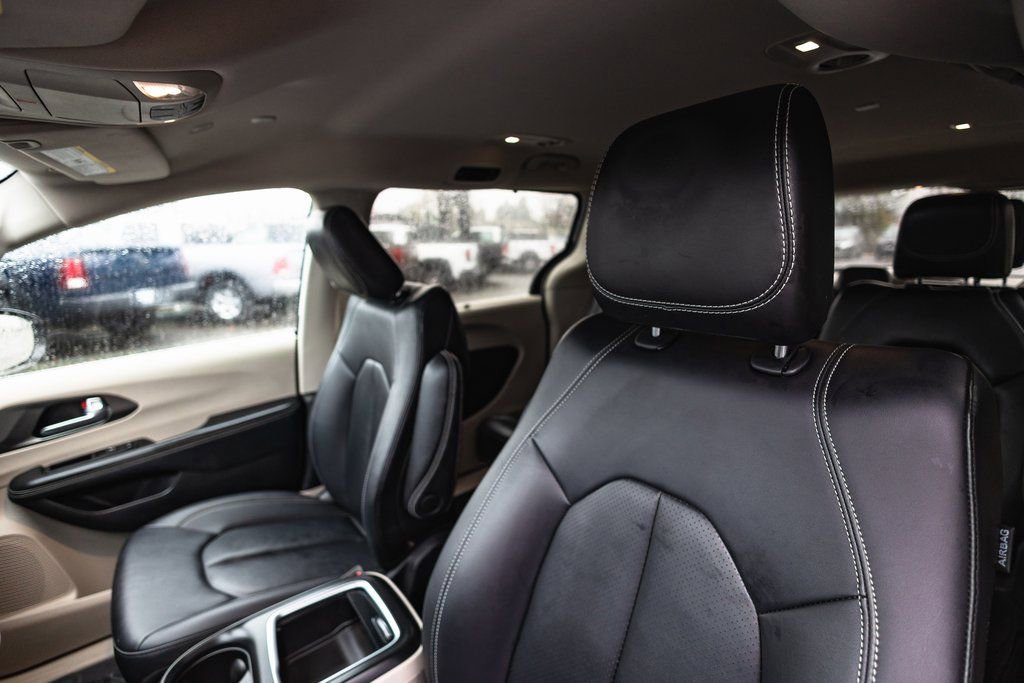 Used 2024 Chrysler Pacifica Touring-L image 25