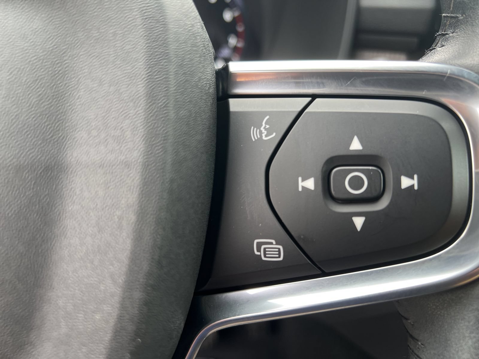 Used 2021 Volvo XC40 T4 Inscription FWD image 12