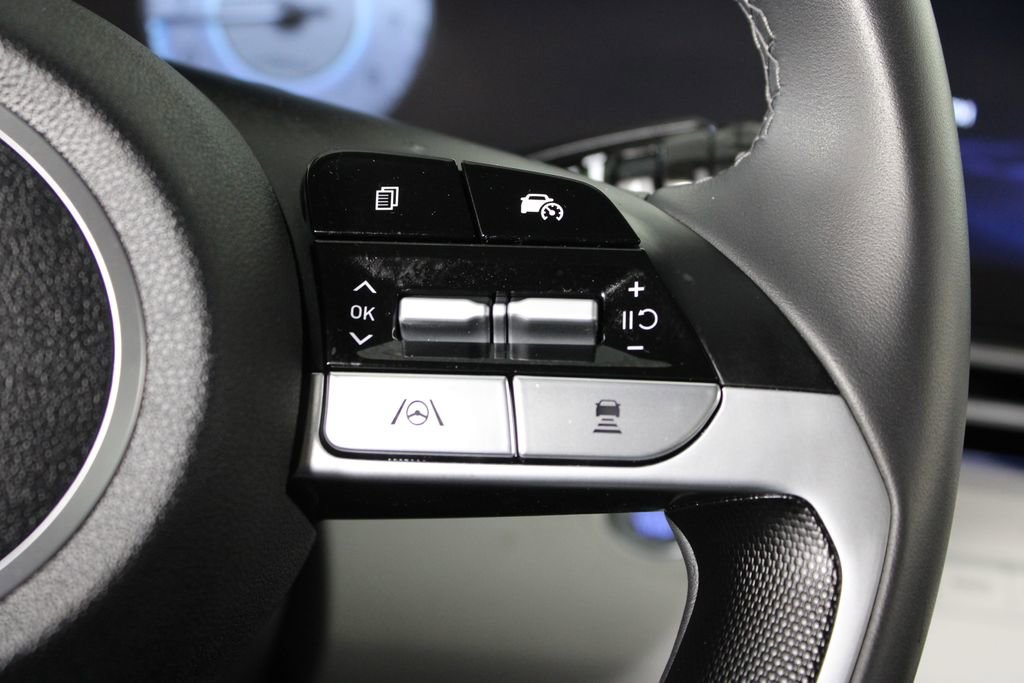 Used 2025 Hyundai Elantra Limited image 27