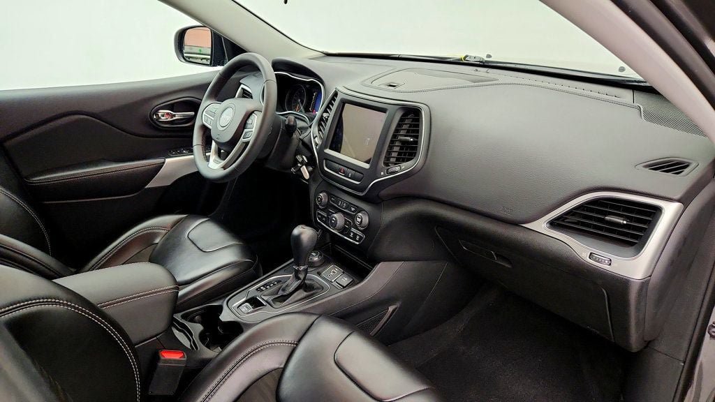 Used 2022 Jeep Cherokee Latitude AWD/4WD image 23