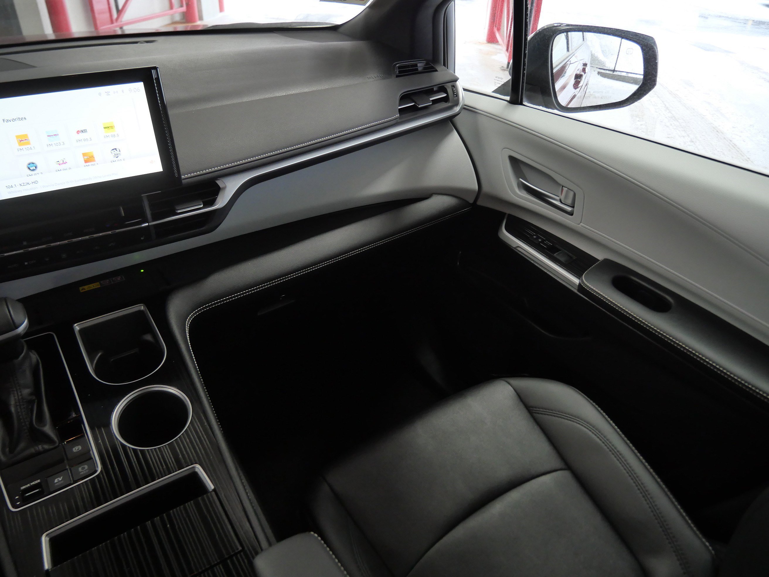 Certified 2025 Toyota Sienna XSE image 12