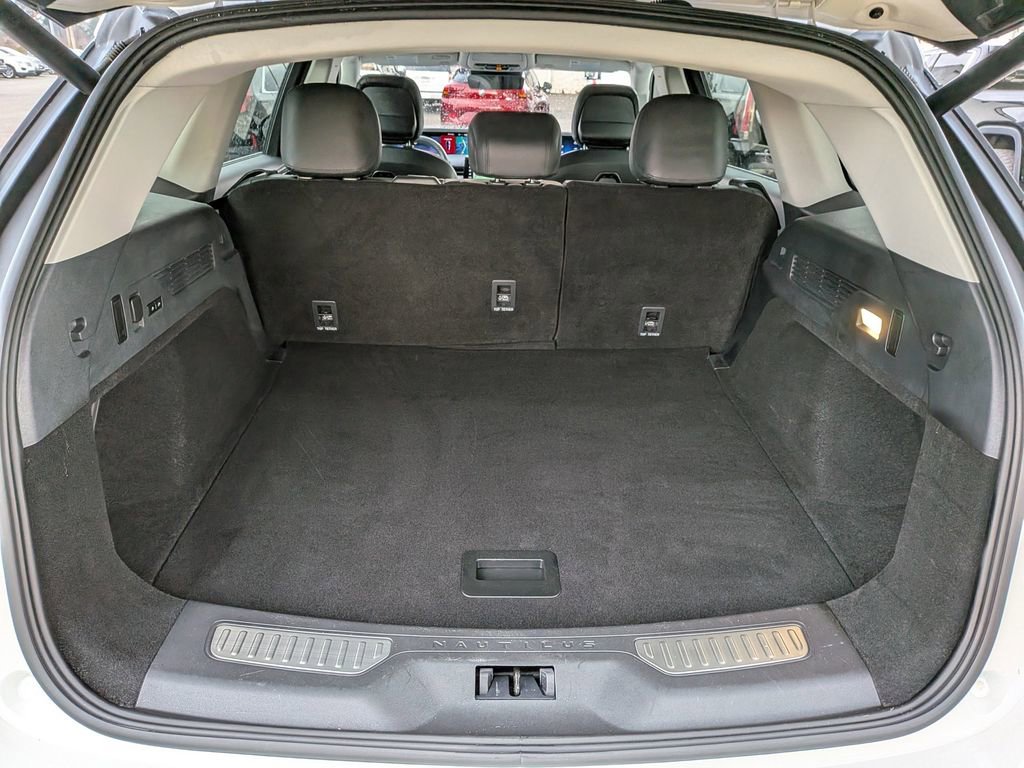 Used 2025 Lincoln Nautilus Premier image 13