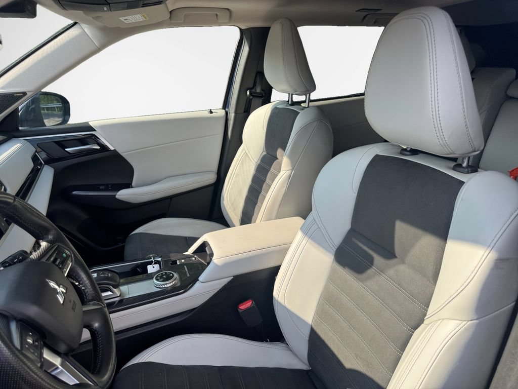 Used 2025 Mitsubishi Outlander AWD image 12