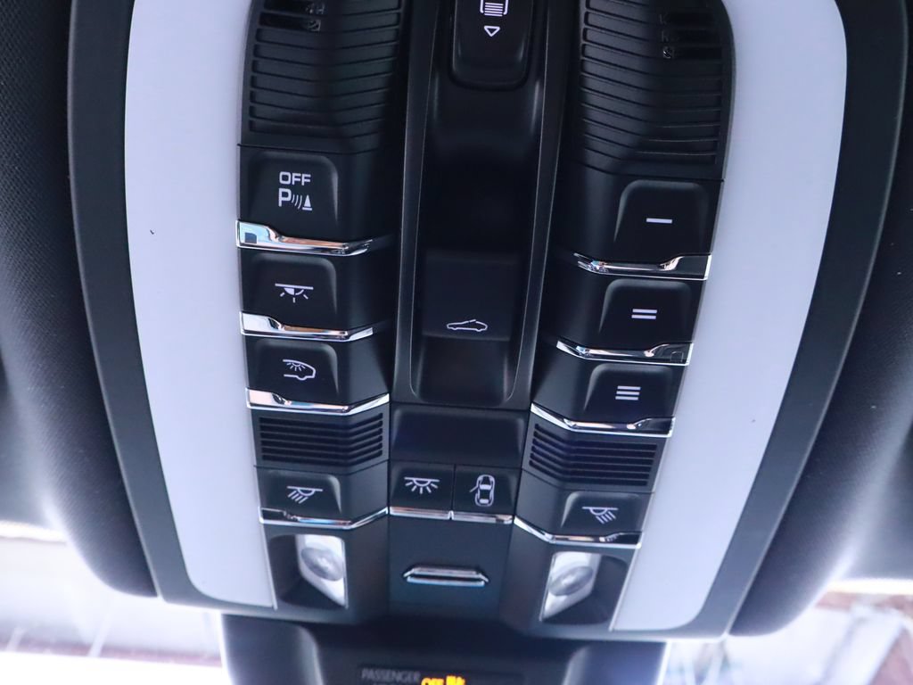 Certified 2025 Porsche Macan AWD/4WD image 34