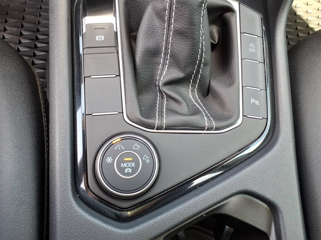 Certified 2025 Volkswagen Taos SE AWD/4WD image 27