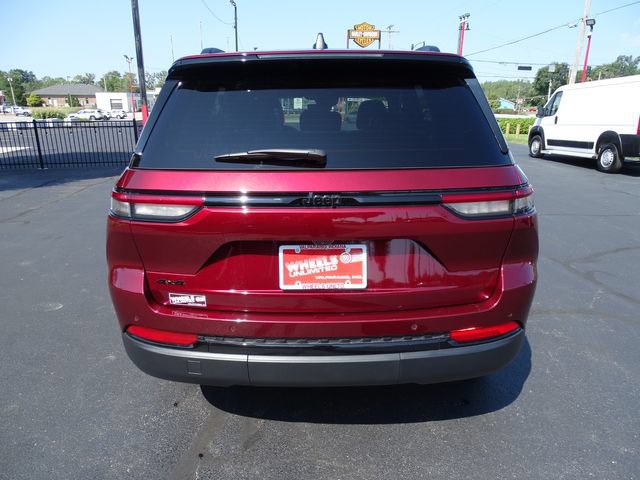 Used 2025 Jeep Grand Cherokee Altitude AWD/4WD image 7