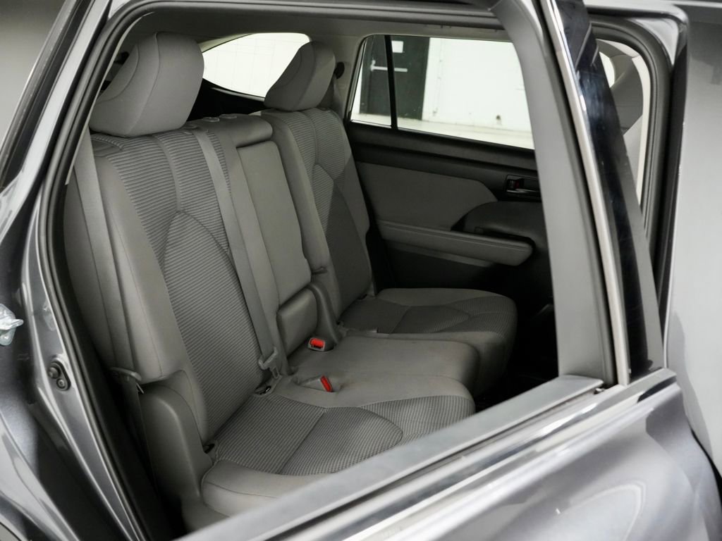 Used 2021 Toyota Highlander LE image 30
