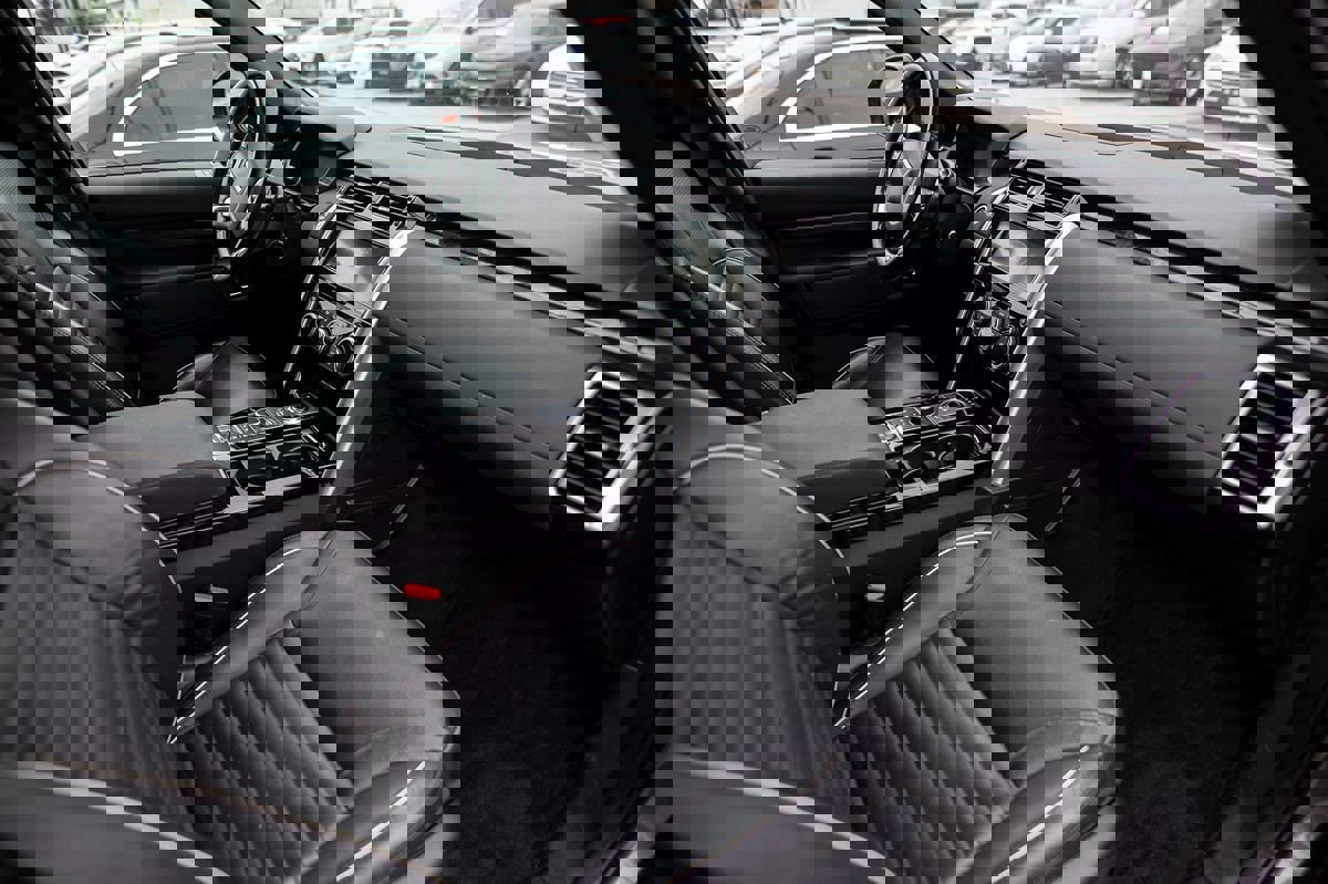 Used 2019 Land Rover Discovery HSE image 13