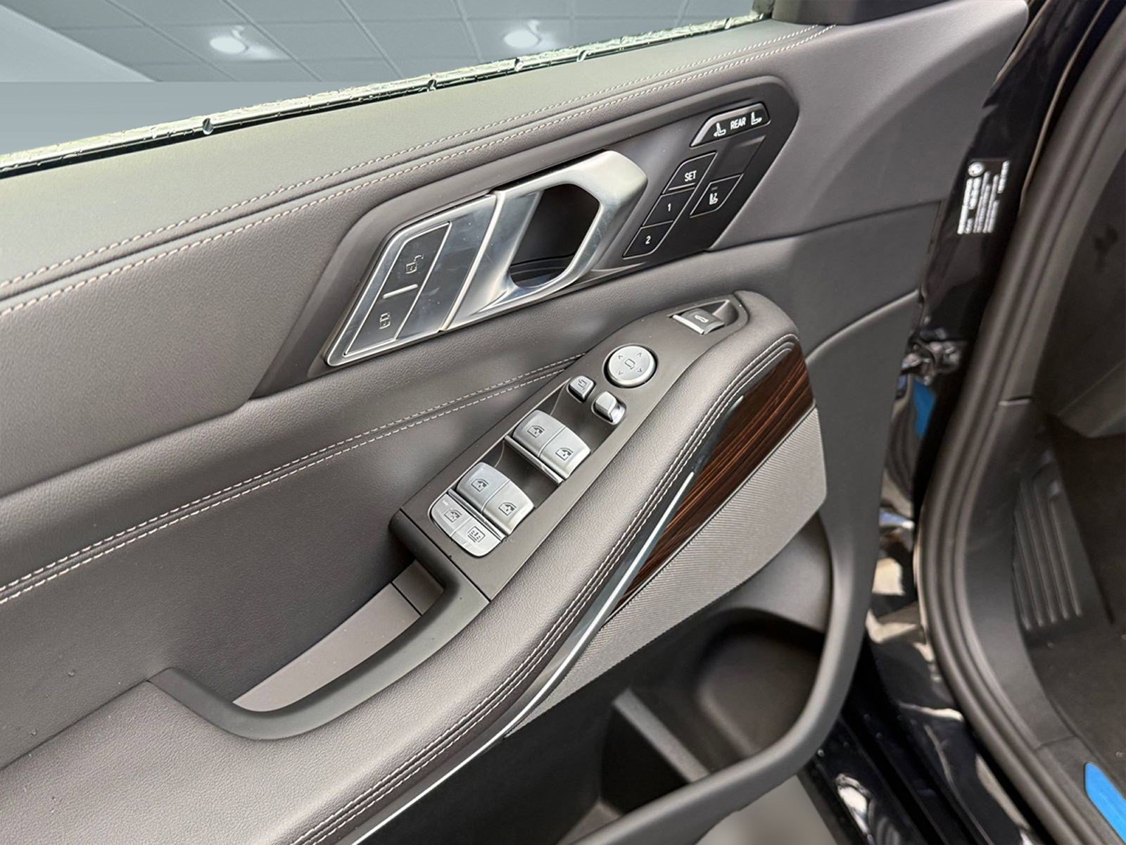 Used 2026 BMW X7 xDrive40i w/ Premium Package image 29