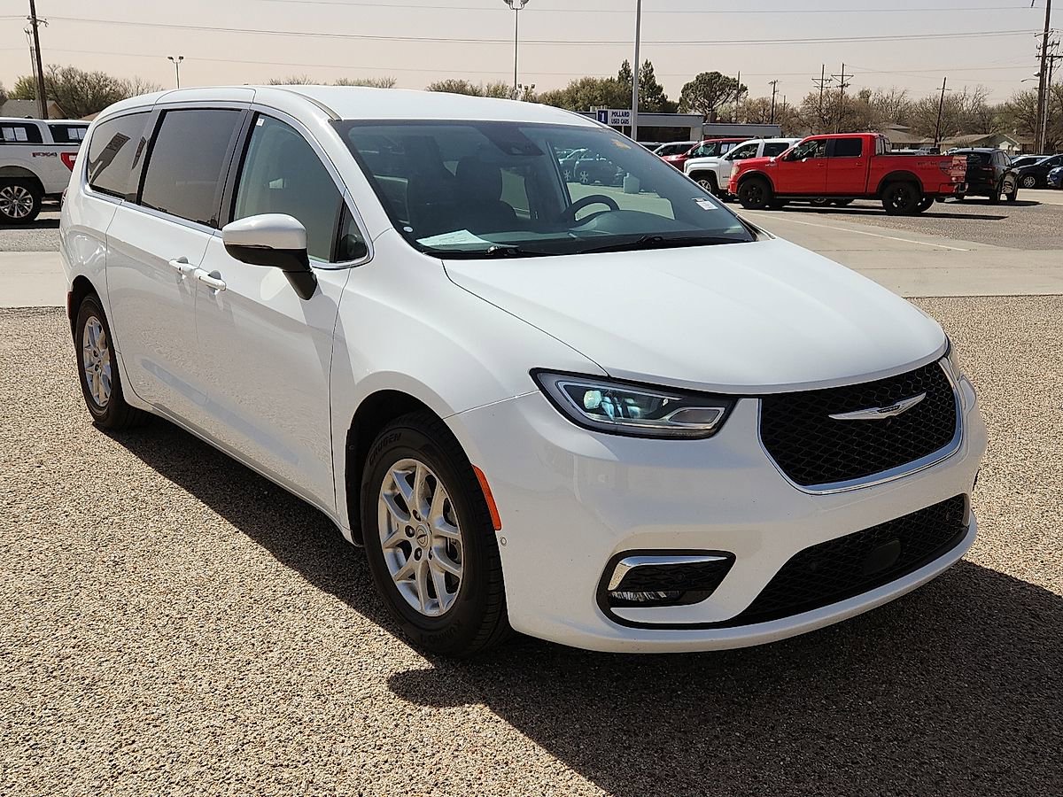 Used 2023 Chrysler Pacifica Touring-L FWD image 4