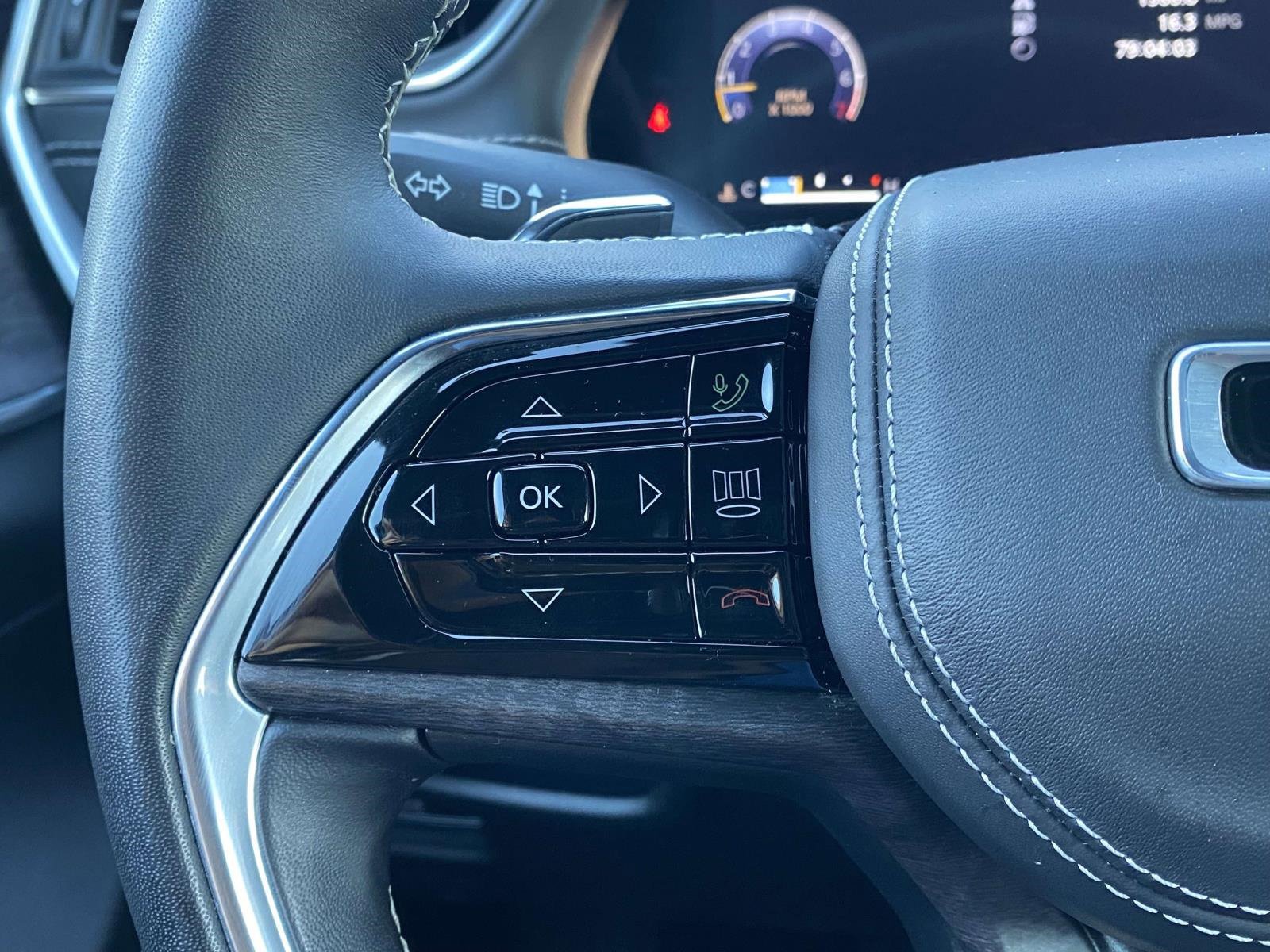 Used 2022 Jeep Grand Cherokee Overland w/ Luxury Tech Group IV image 21