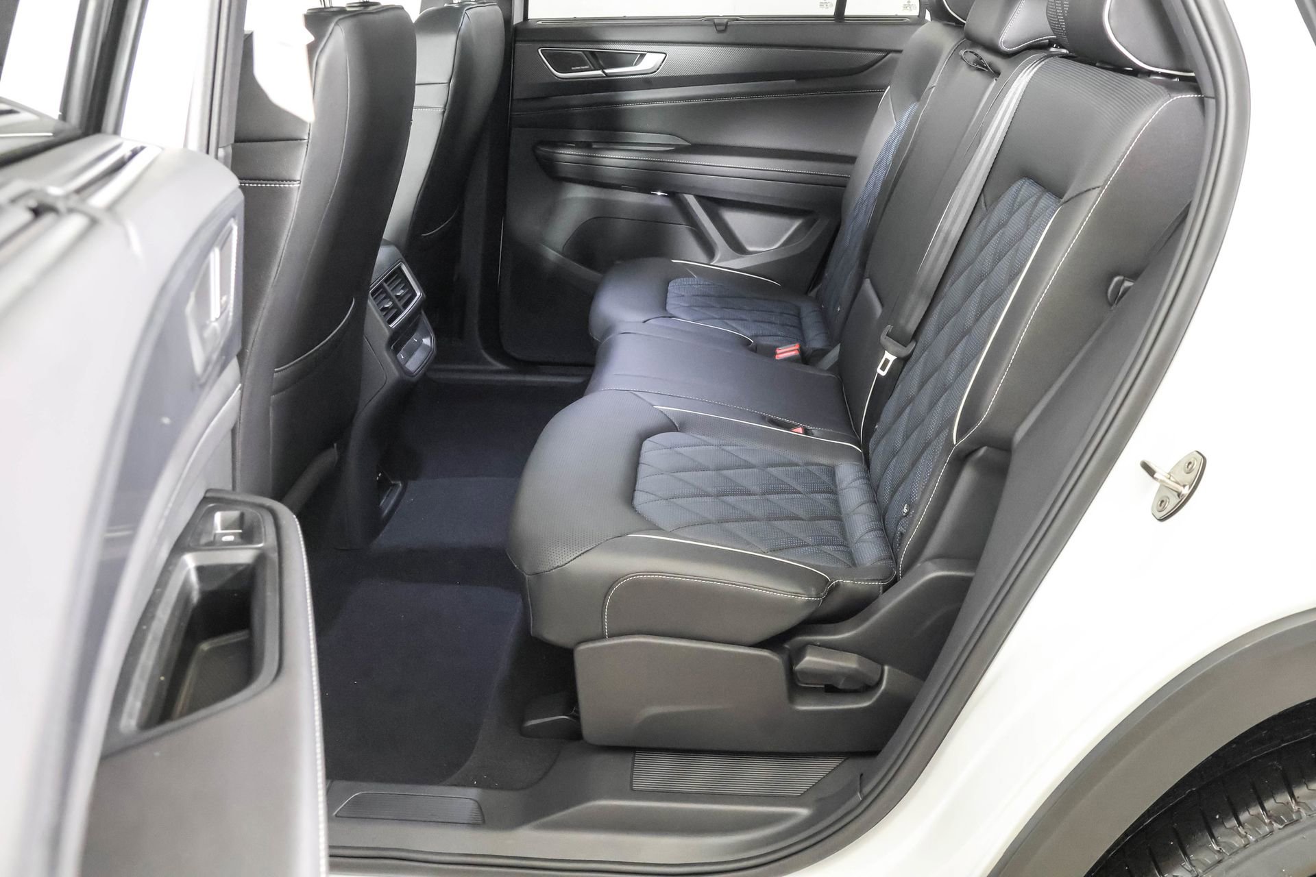 New 2026 Volkswagen Atlas Cross Sport SEL Premium R-Line image 34