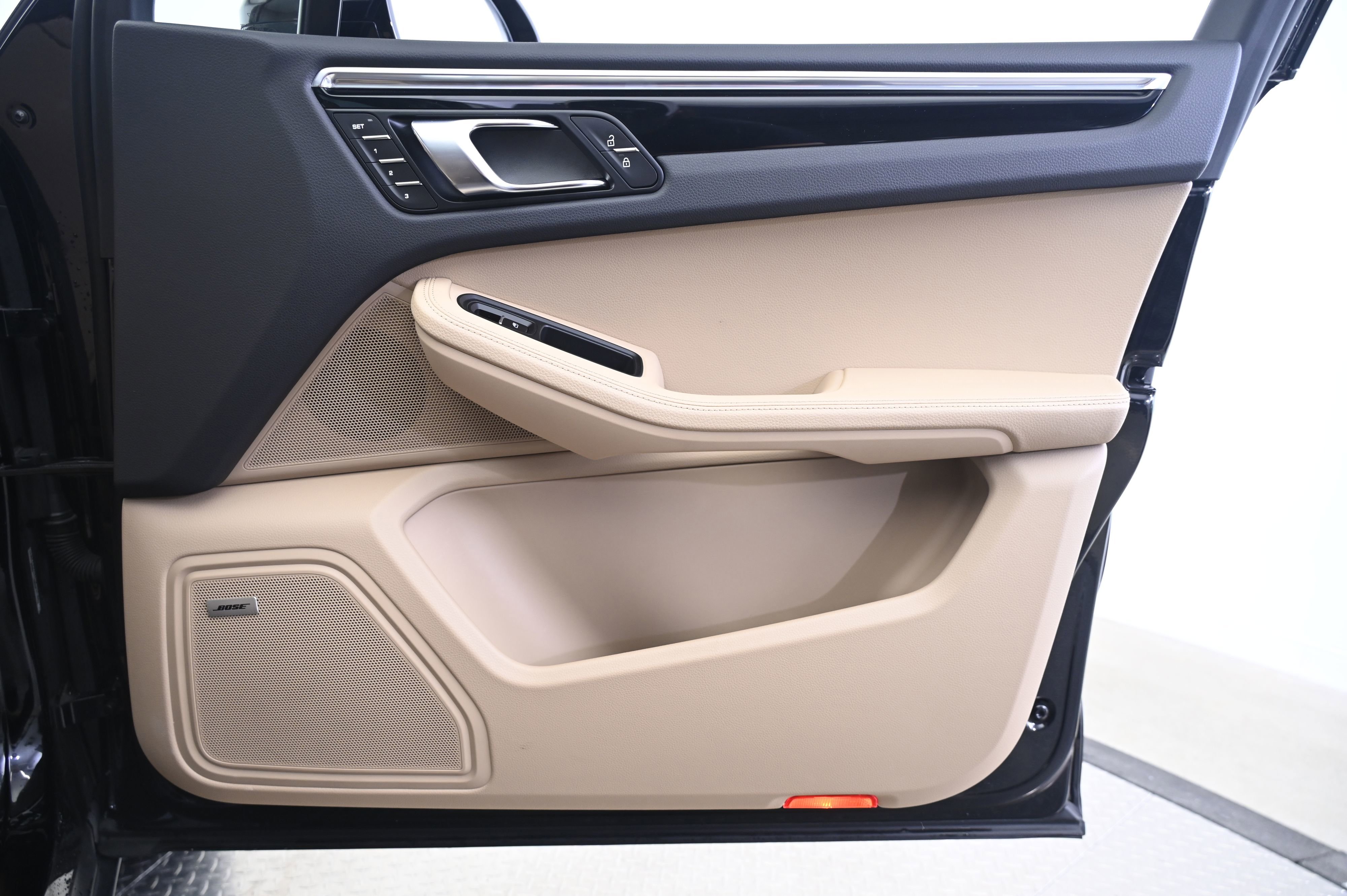 Certified 2025 Porsche Macan image 20