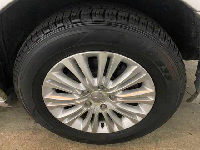 Used 2012 Chrysler Town & Country Touring-L w/ Premium Group FWD image 9