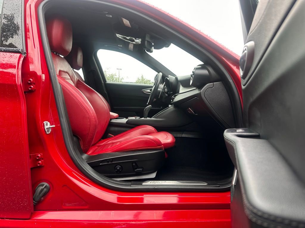 Used 2023 Alfa Romeo Giulia Veloce image 25