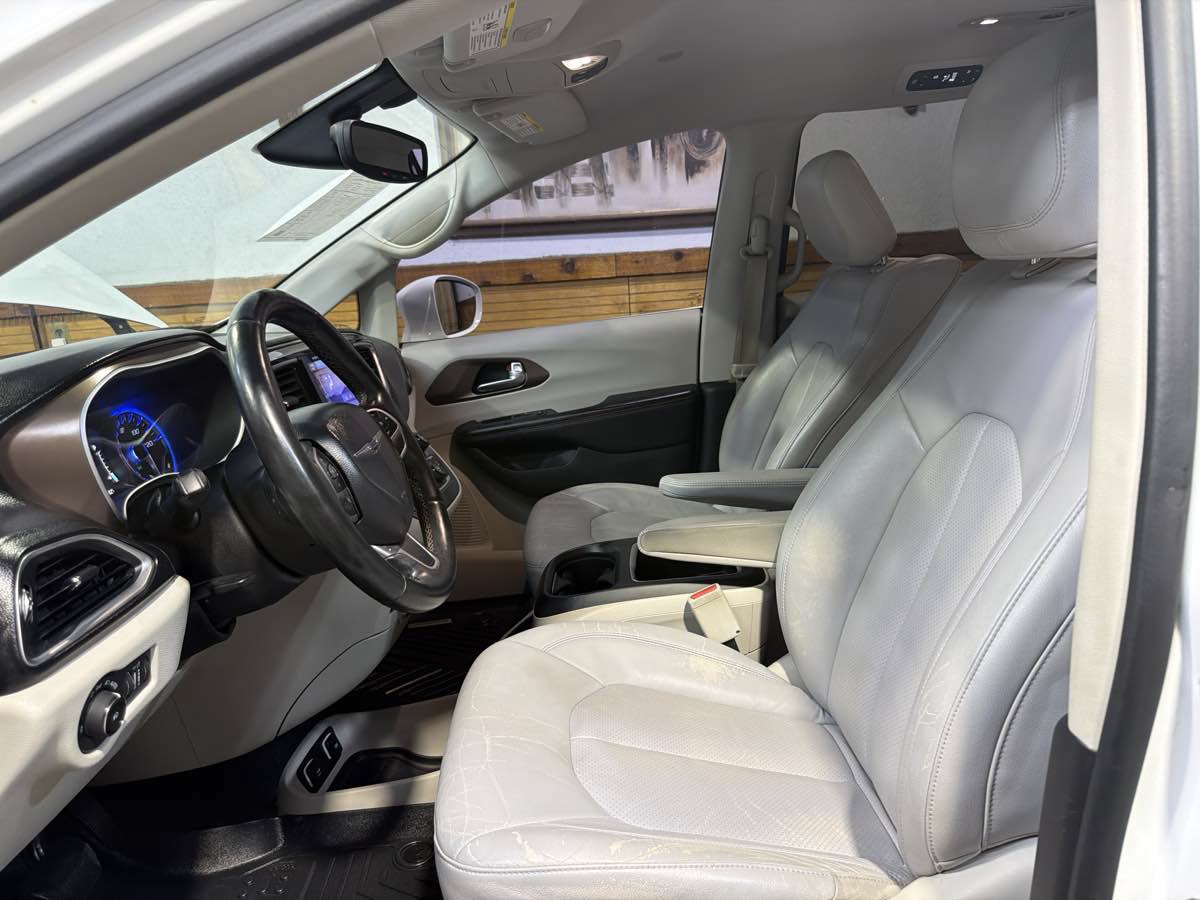 Used 2017 Chrysler Pacifica Touring-L Plus w/ Tire & Wheel Group FWD image 16