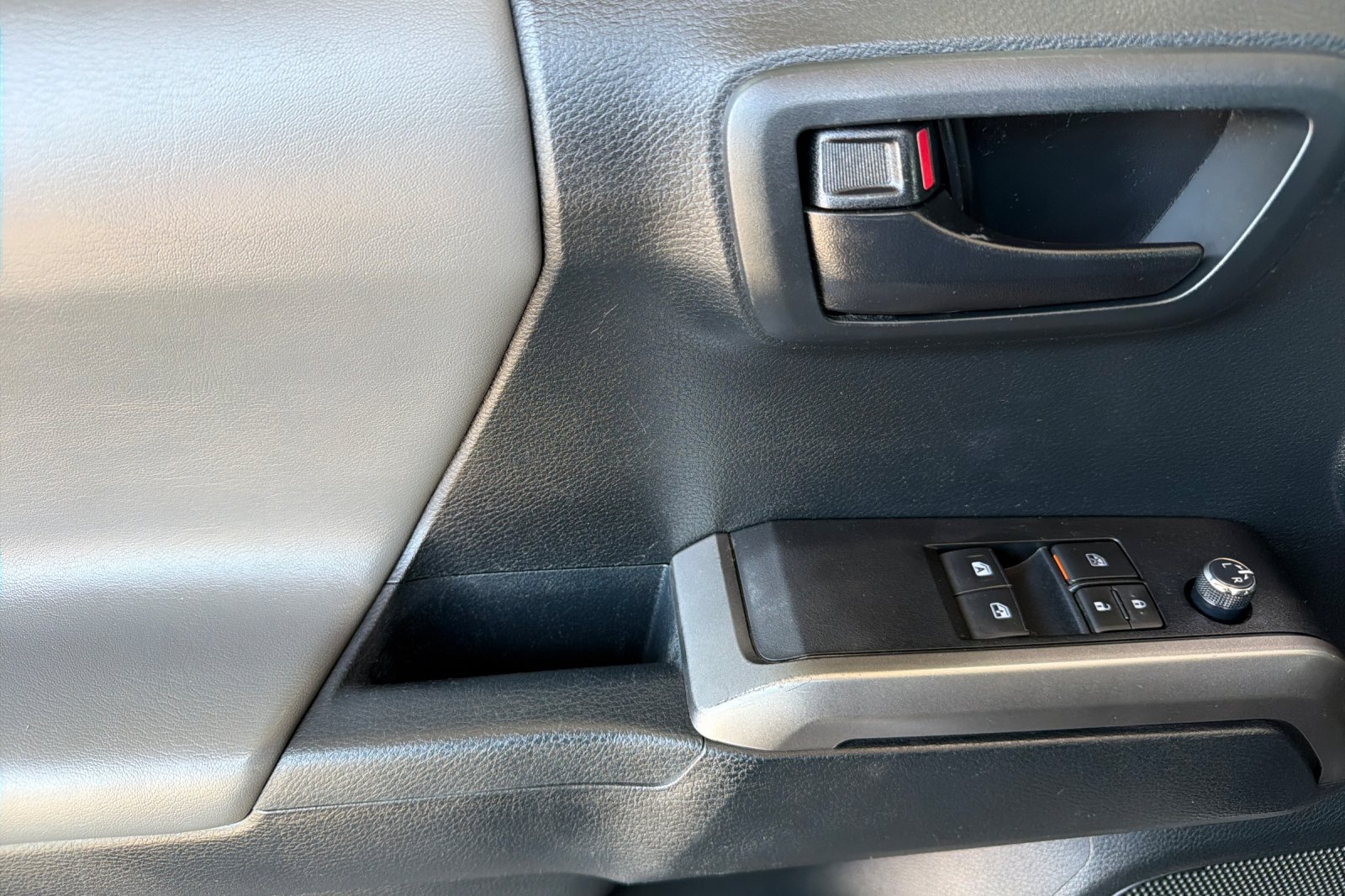 Used 2016 Toyota Tacoma SR5 RWD image 9