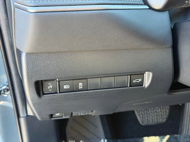 Used 2023 Toyota Venza XLE image 19