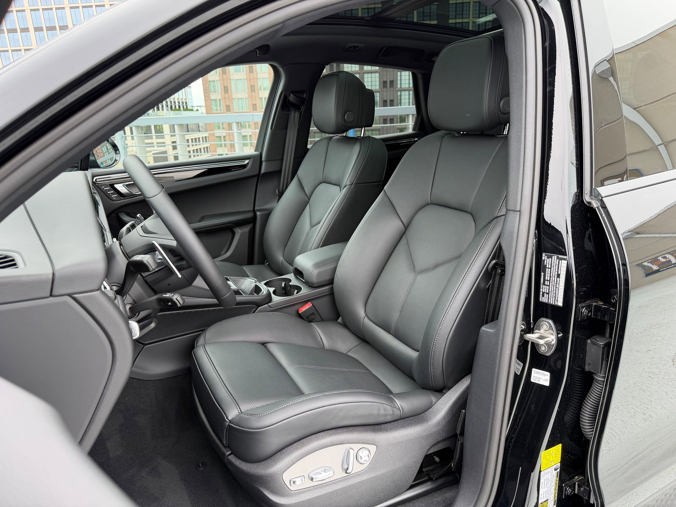 Certified 2026 Porsche Macan AWD/4WD image 5