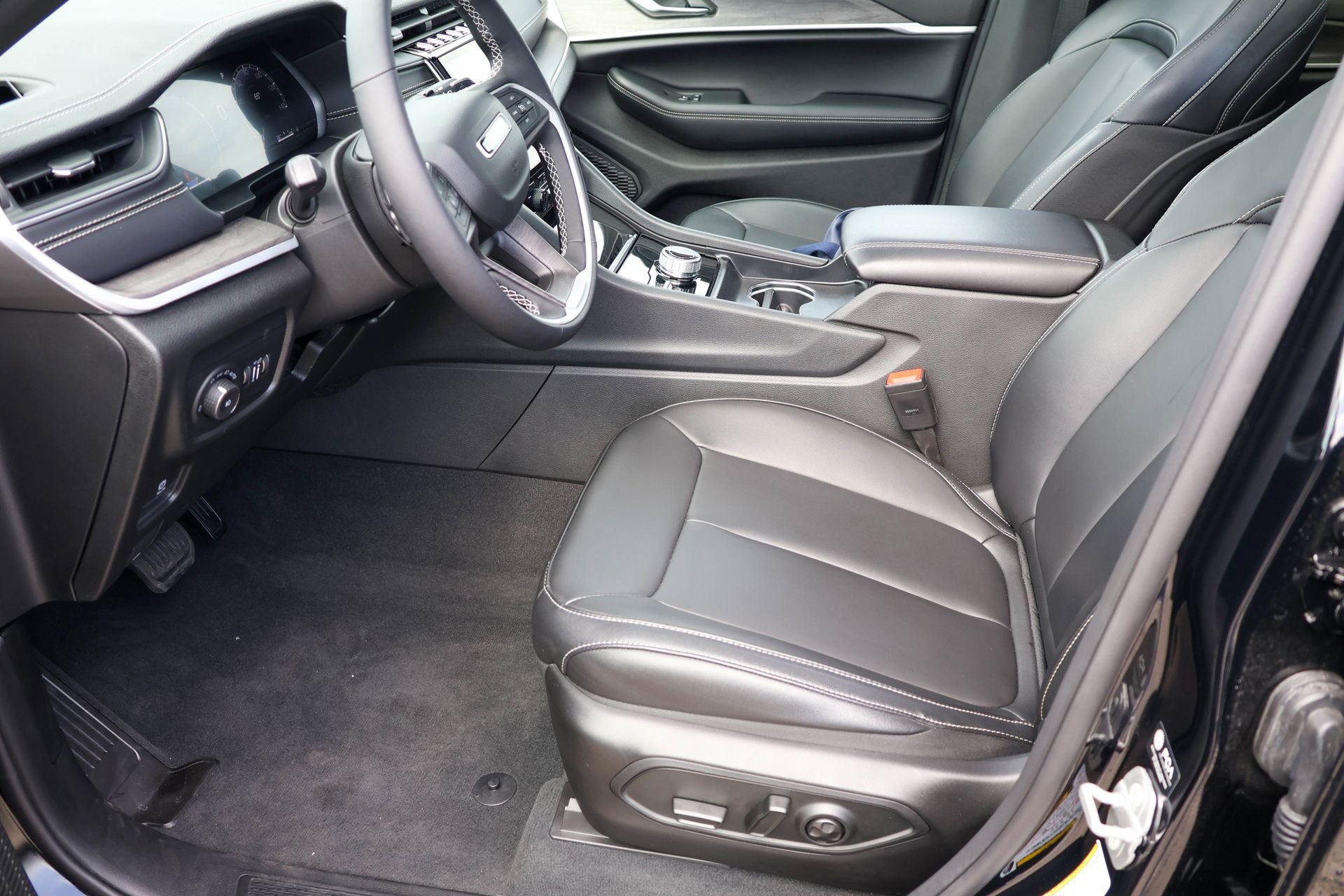 New 2025 Jeep Grand Cherokee Limited w/ Black Appearance Package image 4