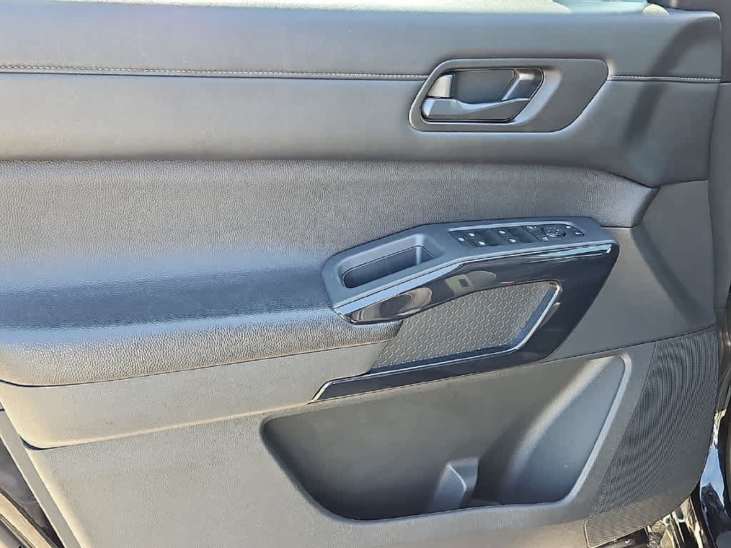Used 2025 Nissan Pathfinder SV FWD image 11