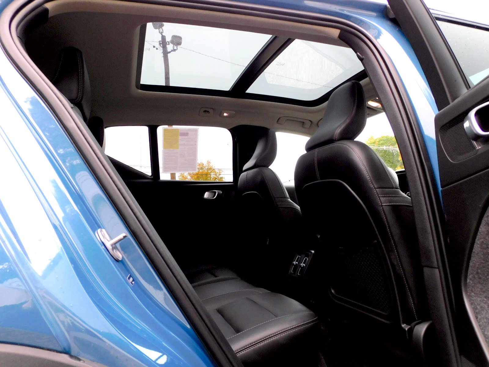 Used 2024 Volvo XC40 B5 Plus AWD/4WD image 18