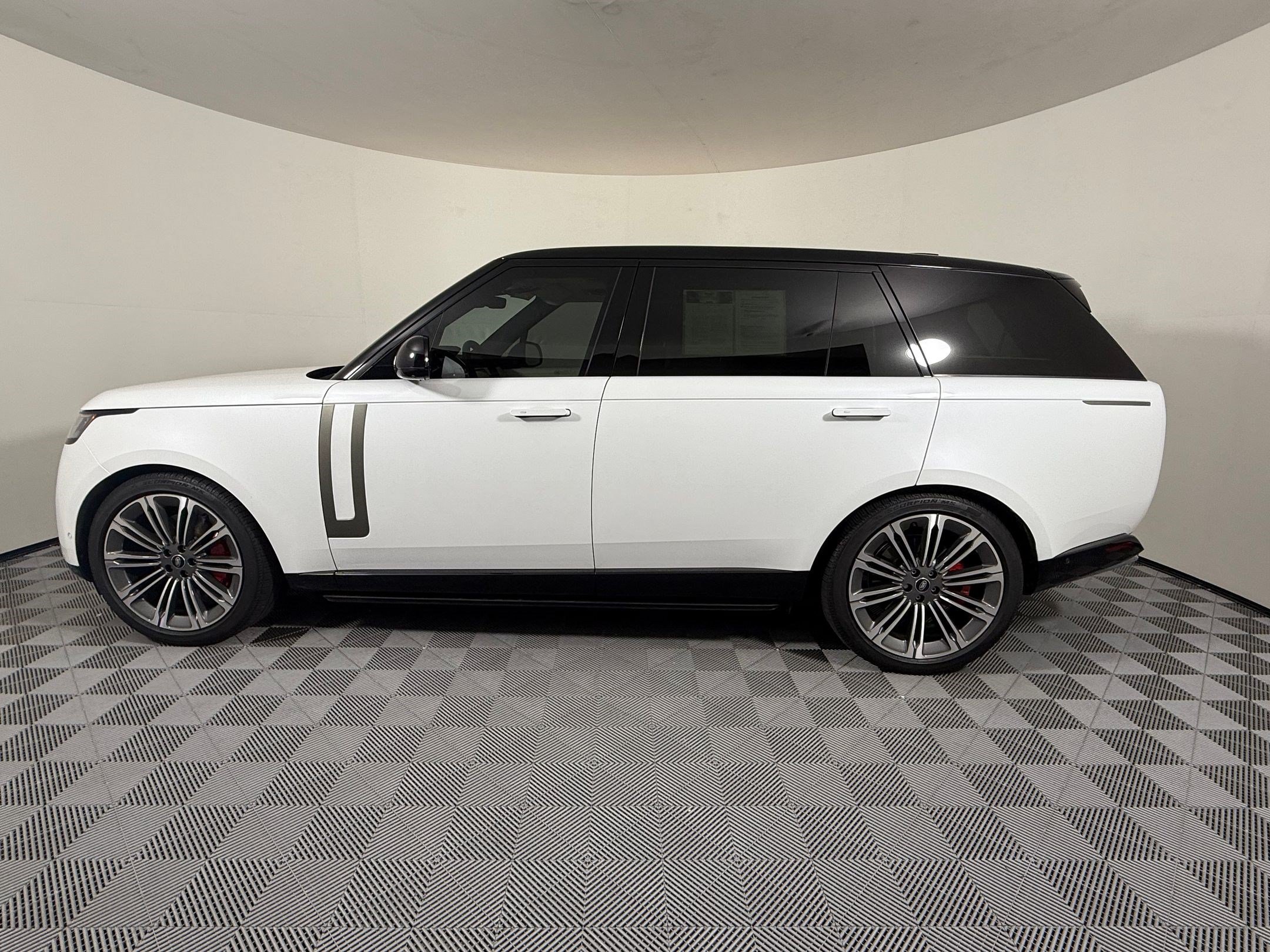 Used 2025 Land Rover Range Rover Long Wheelbase SE AWD/4WD image 2