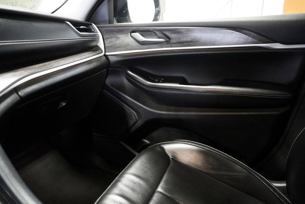 Used 2023 Jeep Grand Cherokee Limited w/ Luxury Tech Group II image 33