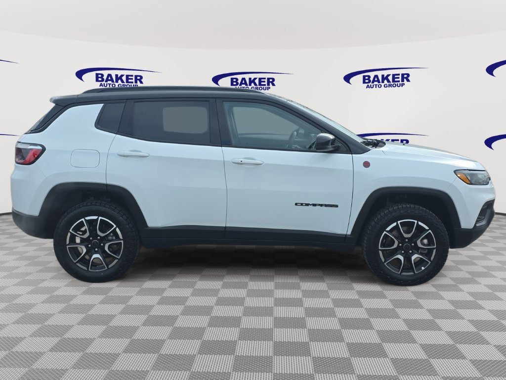 Used 2025 Jeep Compass Trailhawk AWD/4WD image 4