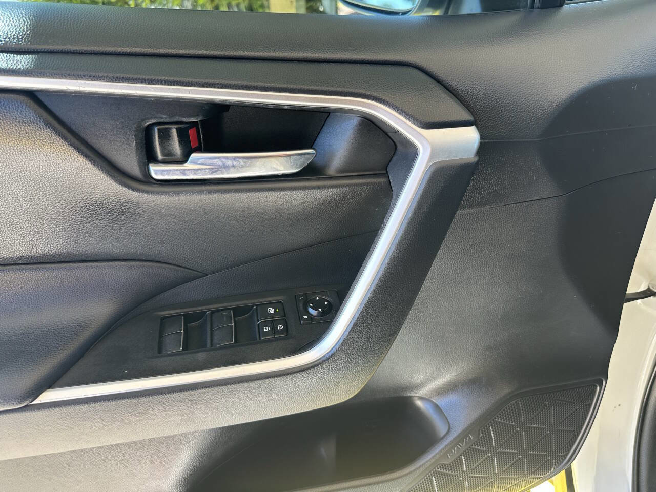 Used 2021 Toyota RAV4 XLE Premium image 26